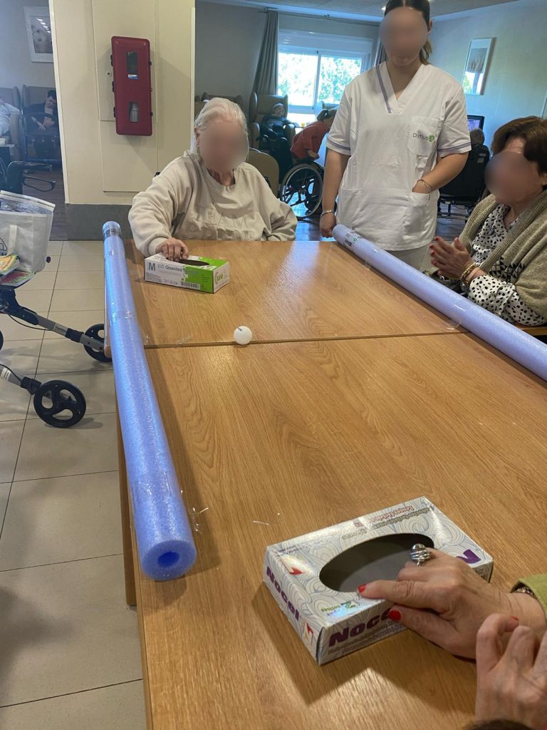 Personas mayores realizando actividades para la psicomotricidad fina