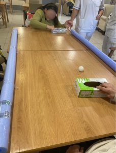 Personas mayores realizando actividades para la psicomotricidad fina