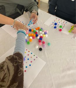 Personas mayores realizando actividades para la psicomotricidad fina