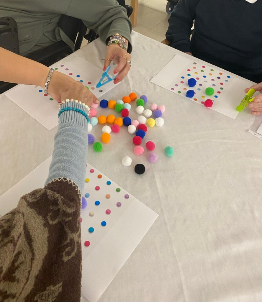 Personas mayores realizando actividades para la psicomotricidad fina