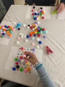 Personas mayores realizando actividades para la psicomotricidad fina