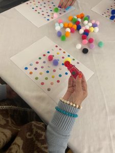 Personas mayores realizando actividades para la psicomotricidad fina