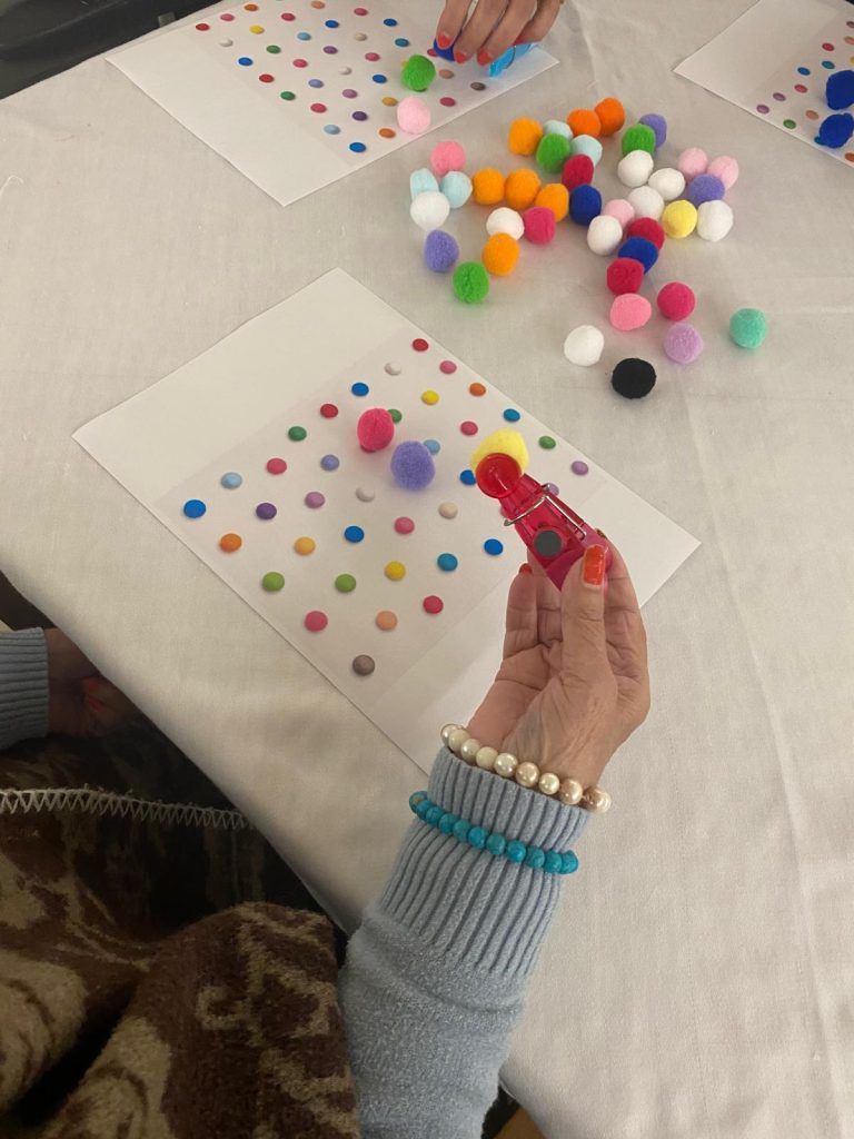 Personas mayores realizando actividades para la psicomotricidad fina