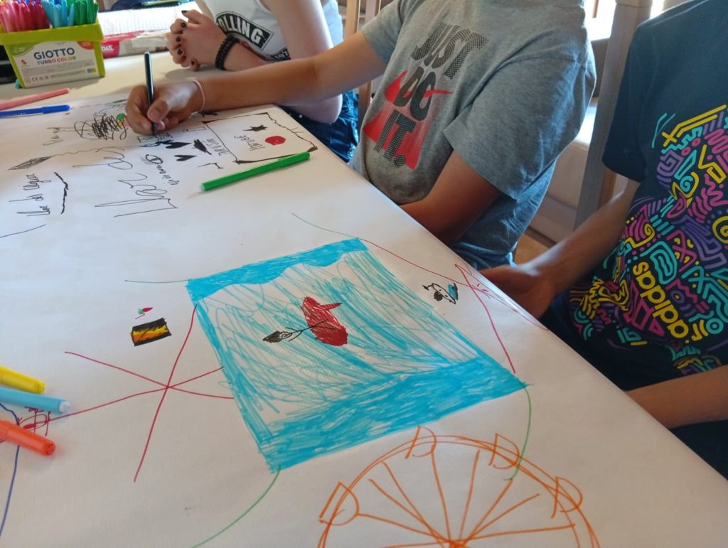 Niños dibujando