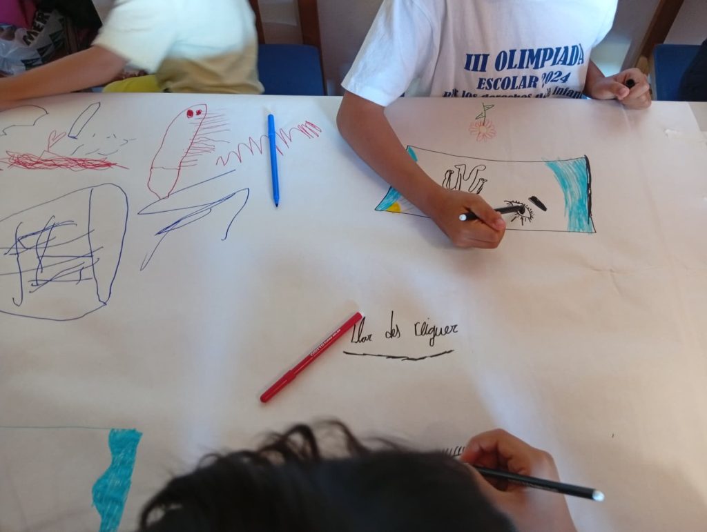Niños dibujando