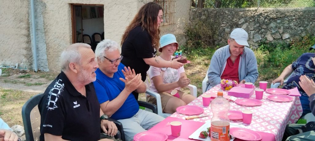 Personas celebrando cumpleaños
