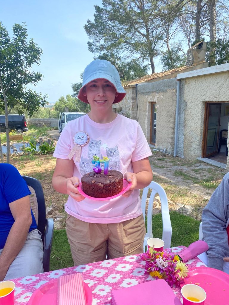 Personas celebrando cumpleaños