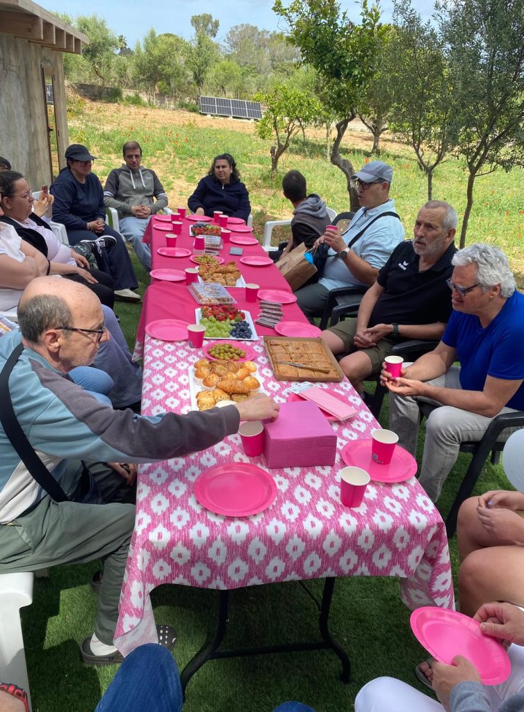 Personas celebrando cumpleaños