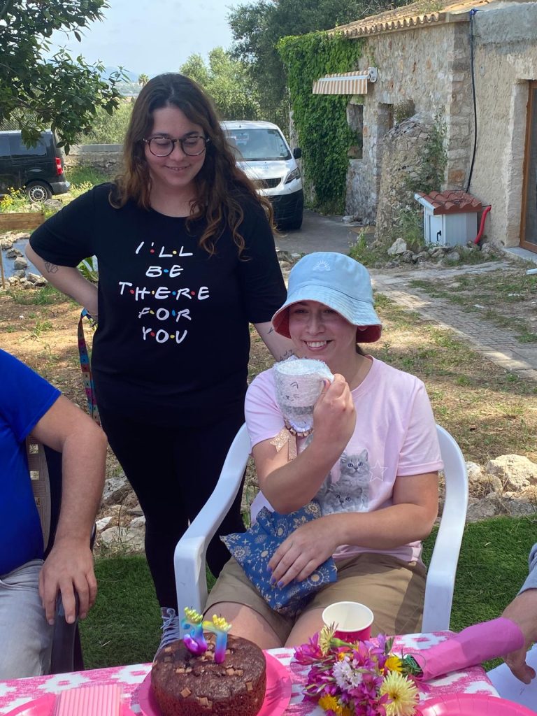 Personas celebrando cumpleaños