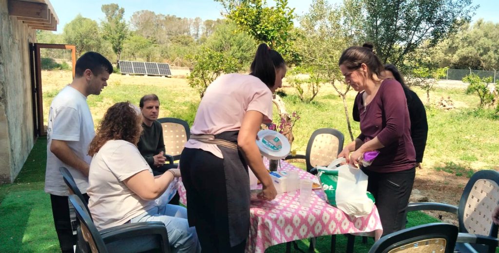 Personas sentadas en el campo