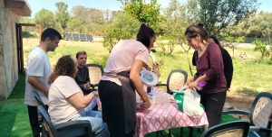 Personas sentadas en el campo