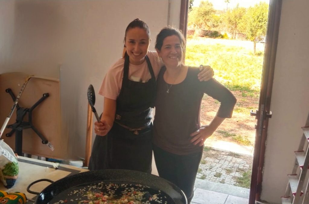 Personas preparando paella