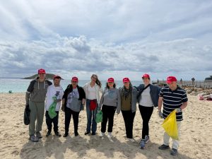 Chicos en la playa recogiendo basura