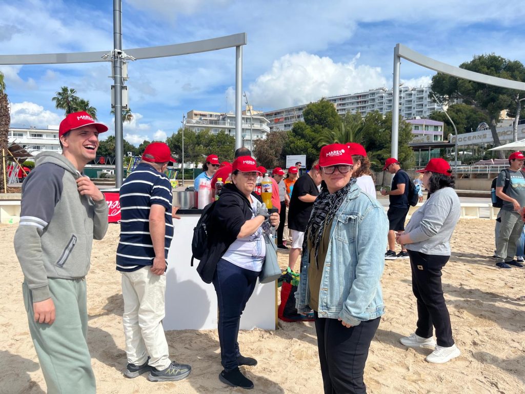 Chicos en la playa recogiendo basura