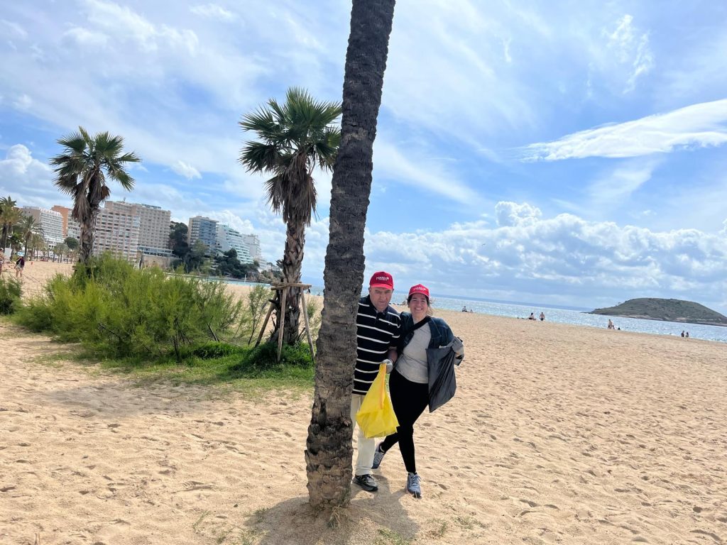Chicos en la playa recogiendo basura