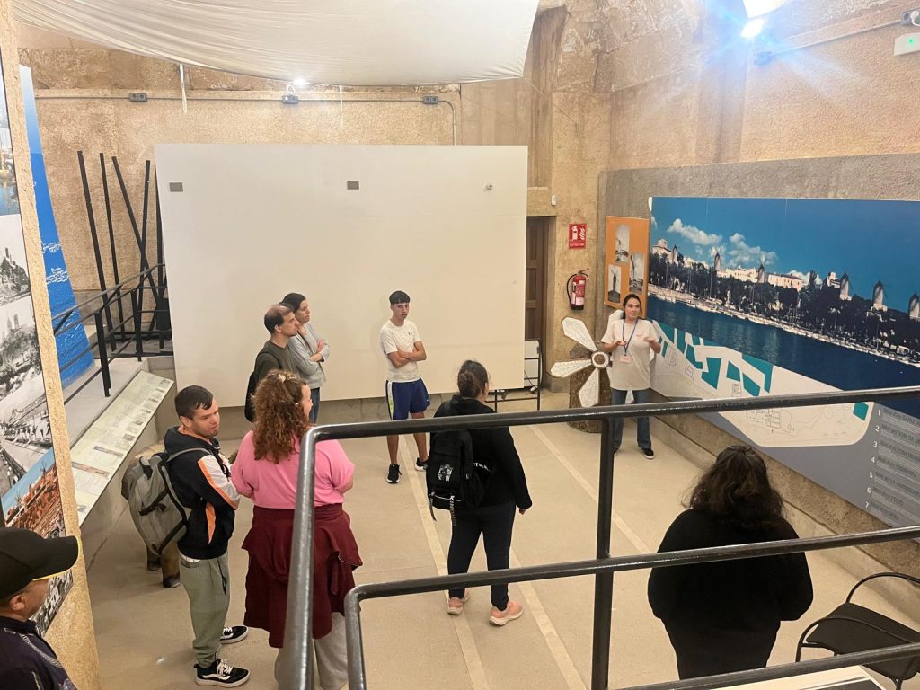 Personas en el Museo de los Molinos