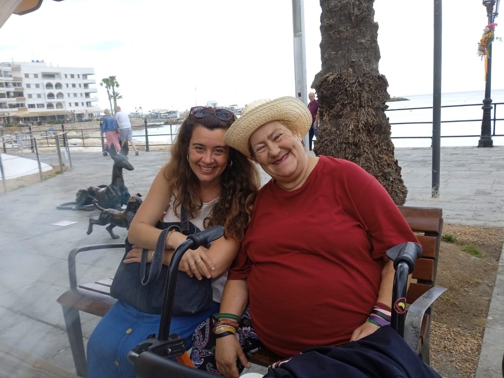 Personas posando sonriendo en el paseo marítimo