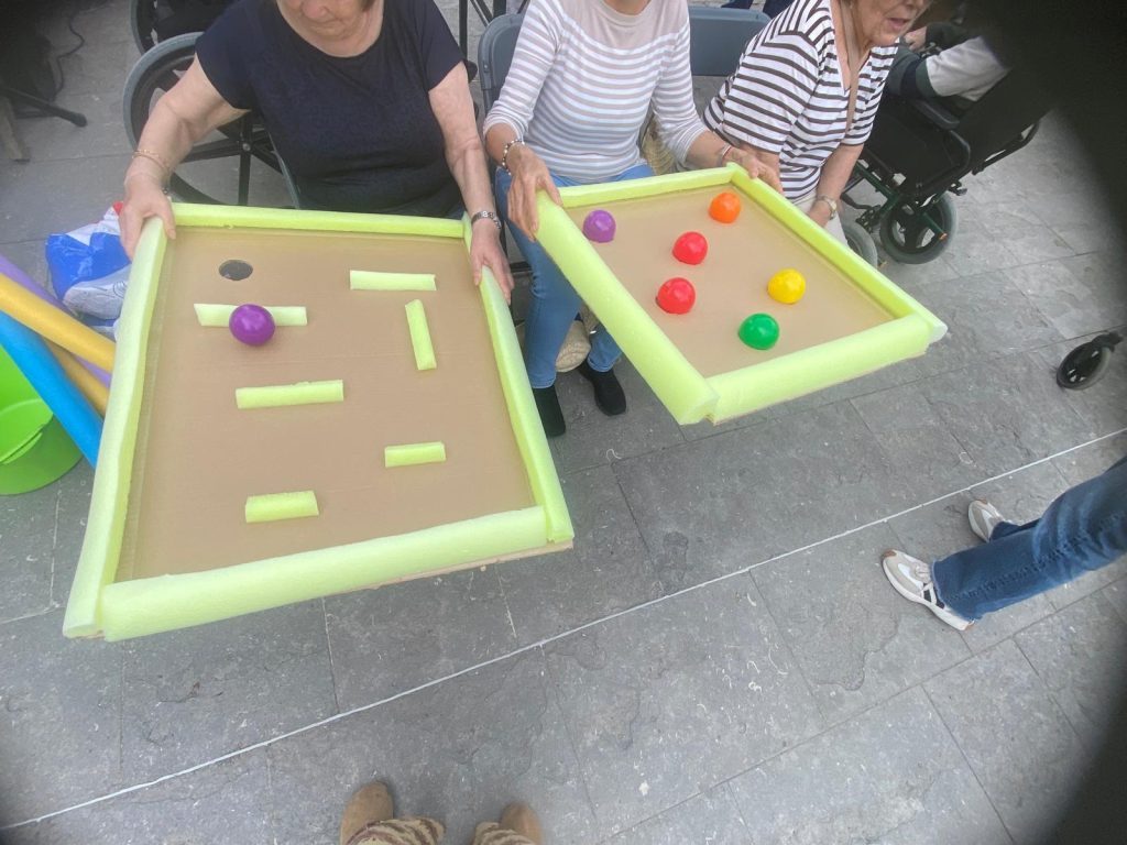 Personas en la calle jugando