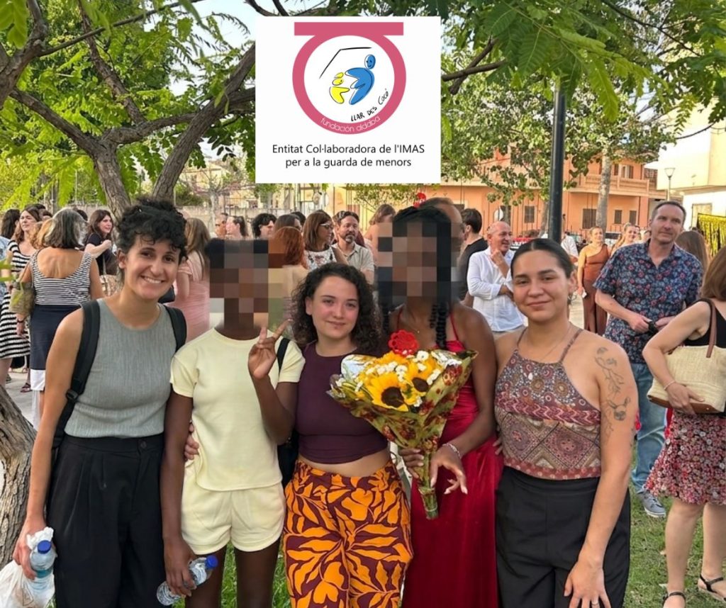 Personas posando en graduación