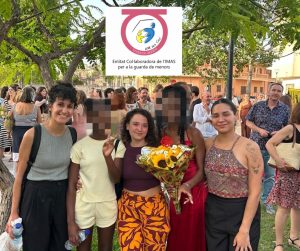 Personas posando en graduación