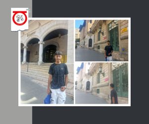 Persona joven delante de un edificio del gobierno