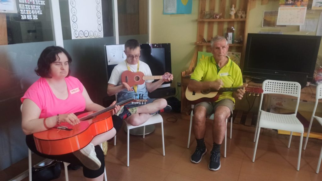 Chicos tocando instrumentos