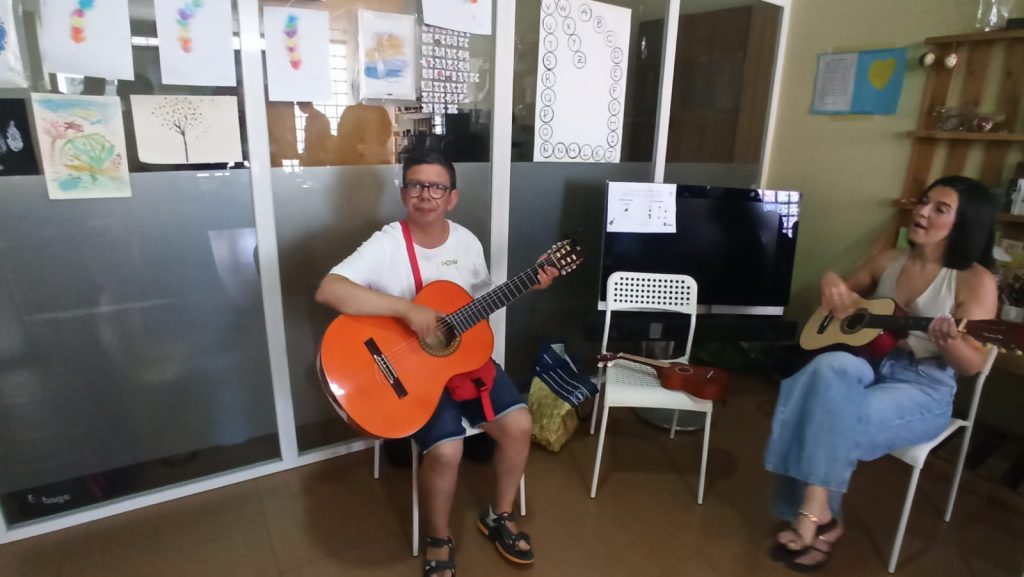 Chicos tocando instrumentos