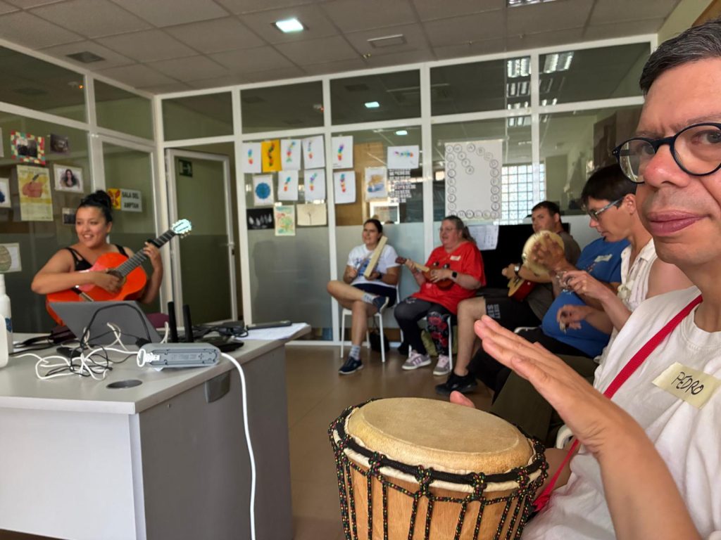 Chicos tocando instrumentos