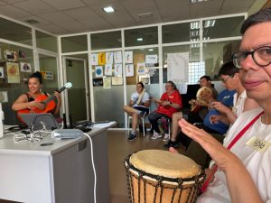 Chicos tocando instrumentos