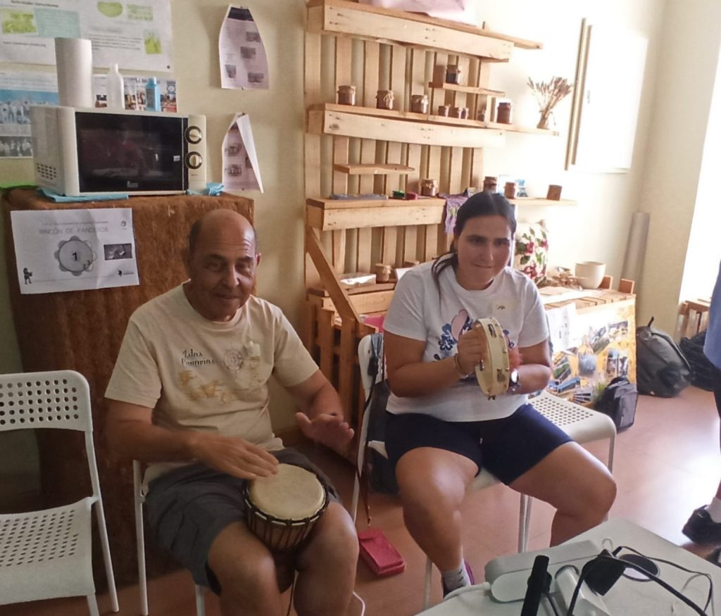 Chicos tocando instrumentos