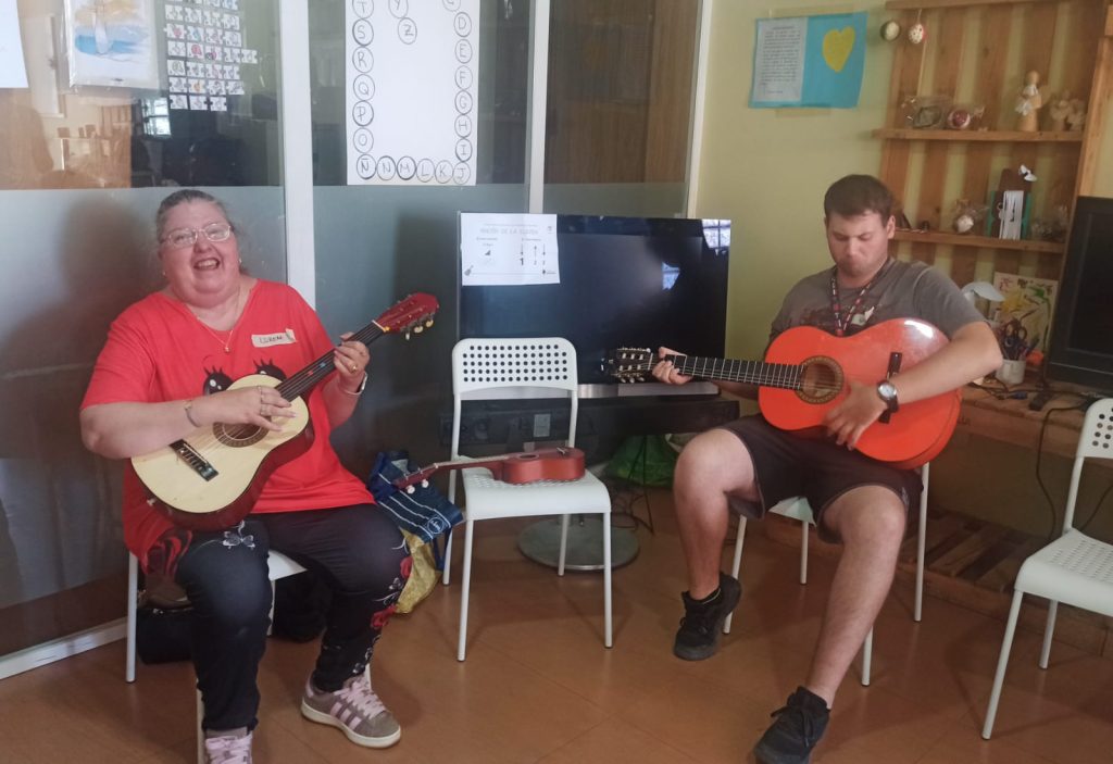 Chicos tocando instrumentos