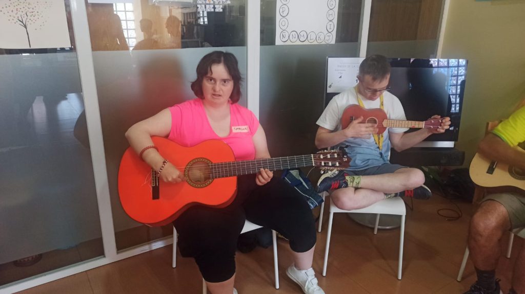 Chicos tocando instrumentos
