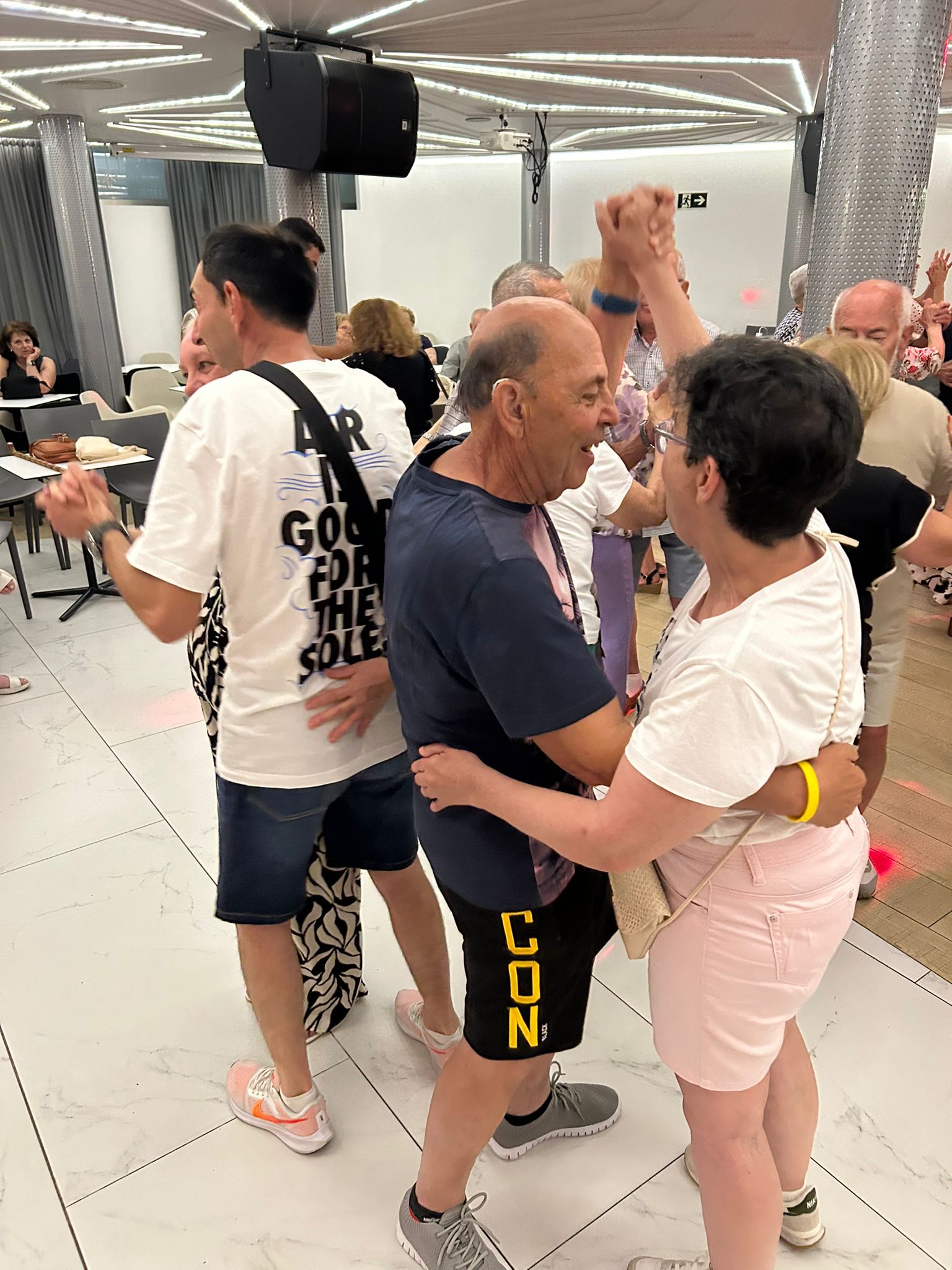 Personas bailando