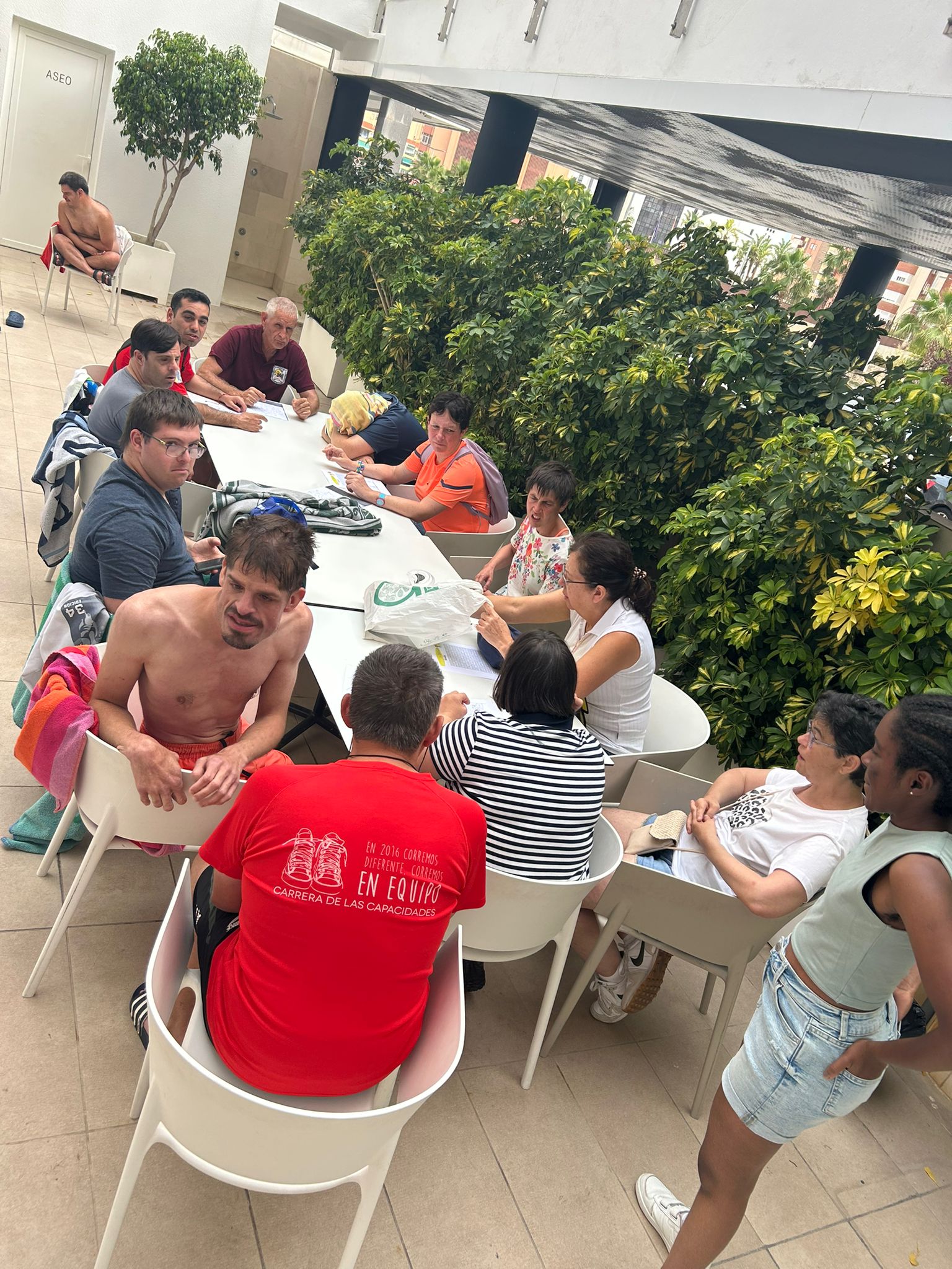 Chicos en terraza sentados