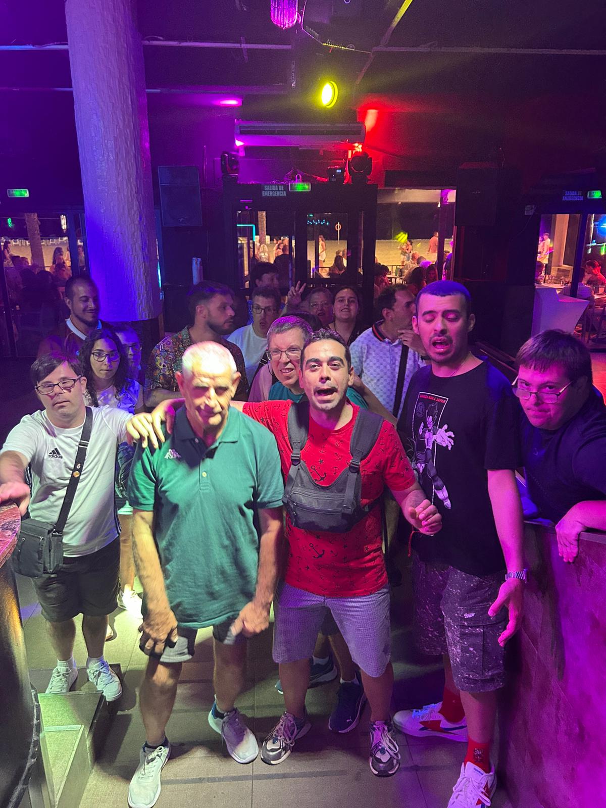 Personas en discoteca