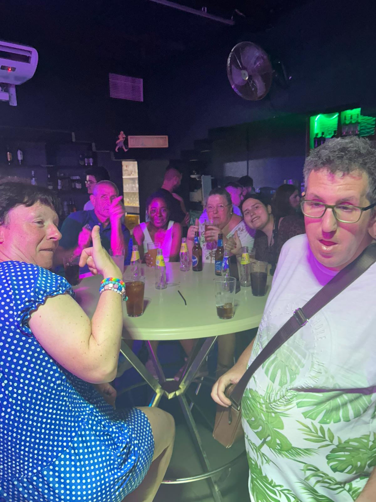 Personas en discoteca