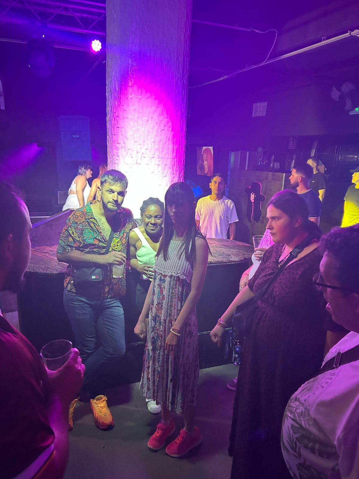 Personas en discoteca