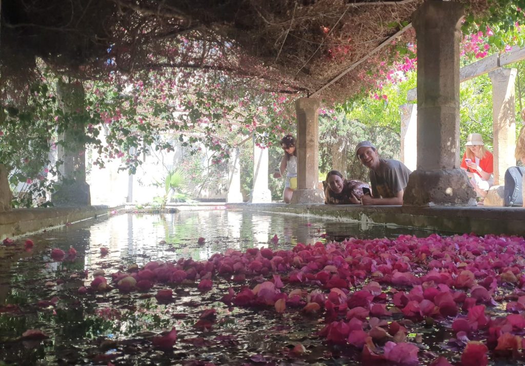 Personas en los jardines del obispo