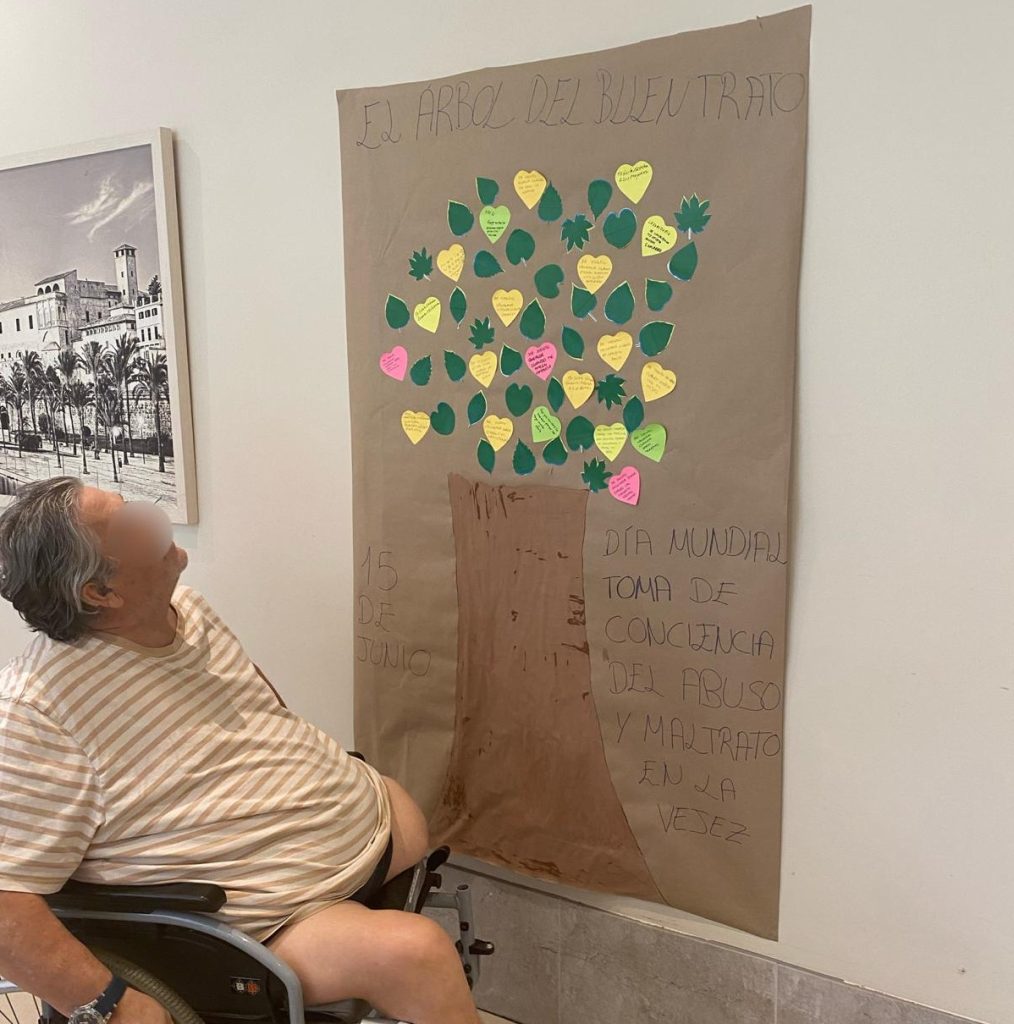 Personas mayores en actividad el árbol del buen trato