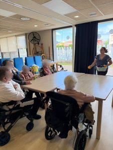 Personas mayores haciendo juegos en residencia