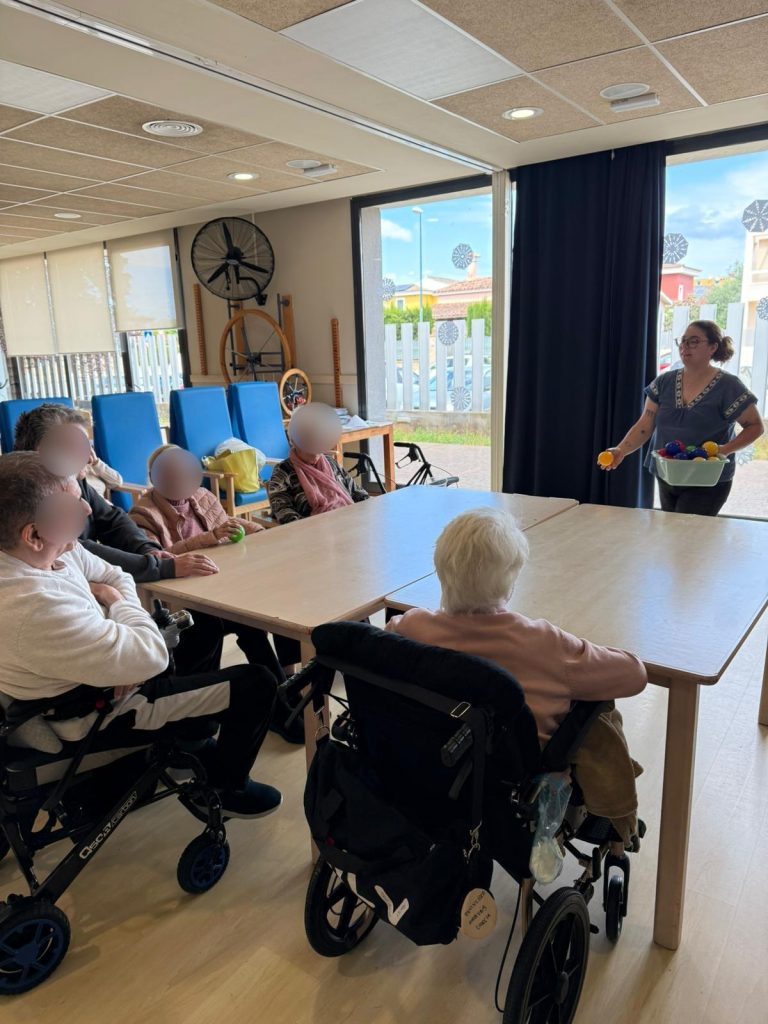 Personas mayores haciendo juegos en residencia