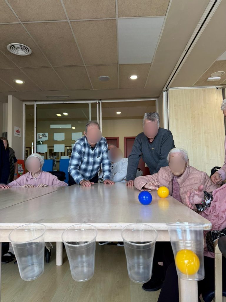 Personas mayores haciendo juegos en residencia
