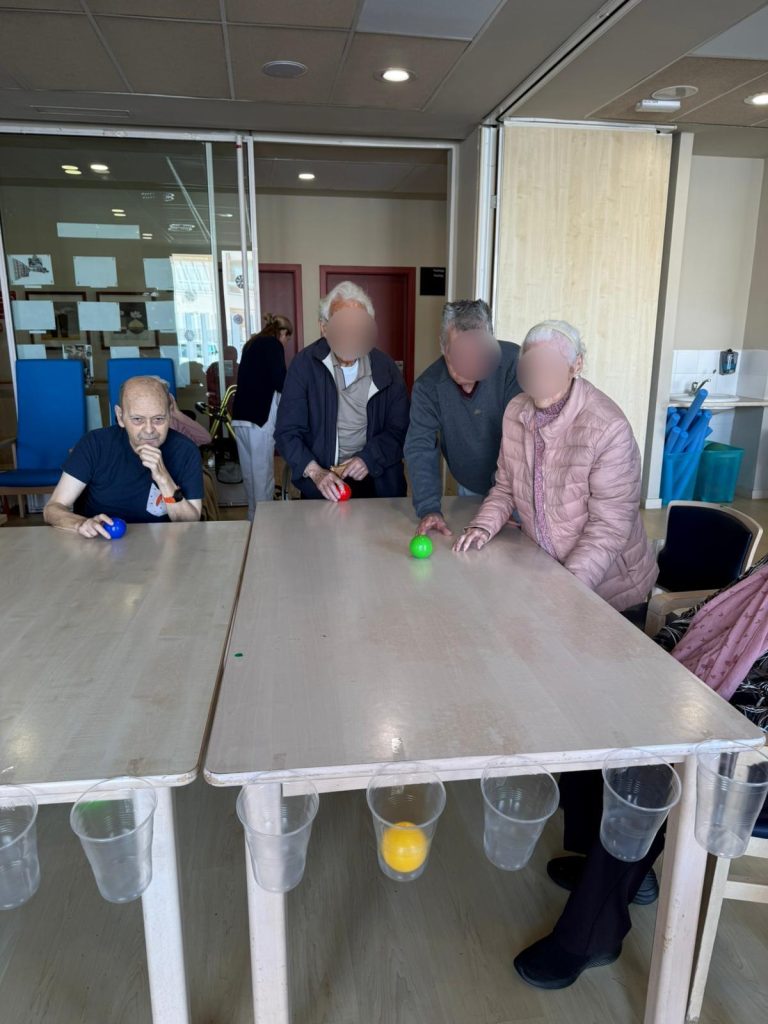 Personas mayores haciendo juegos en residencia
