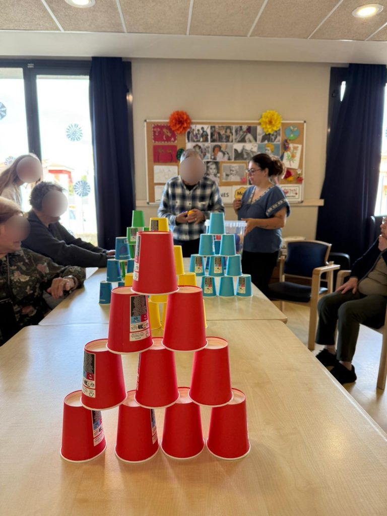 Personas mayores haciendo juegos en residencia