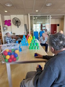 Personas mayores haciendo juegos en residencia