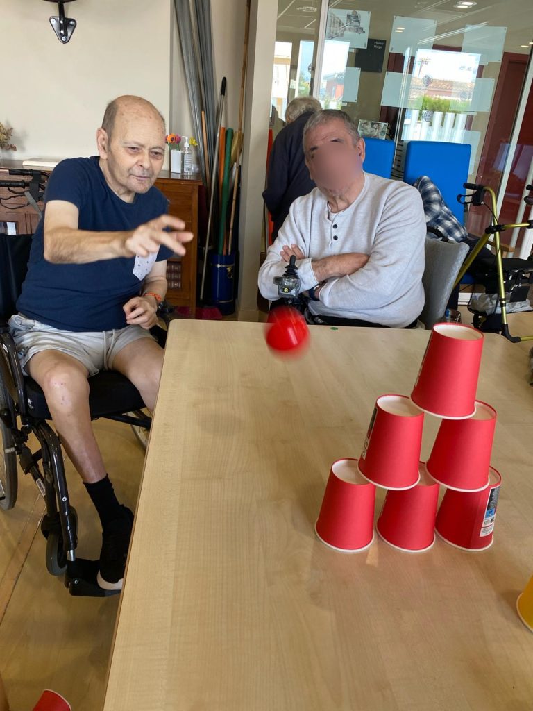 Personas mayores haciendo juegos en residencia