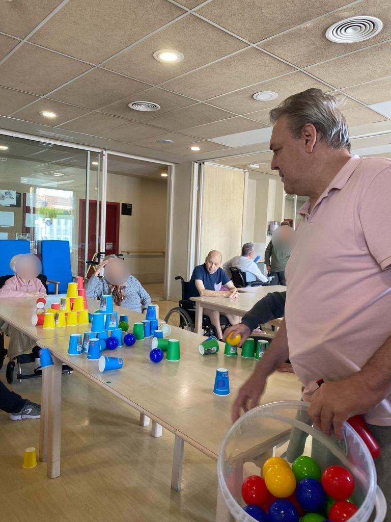 Personas mayores haciendo juegos en residencia