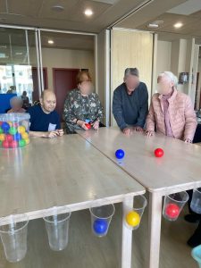 Personas mayores haciendo juegos en residencia