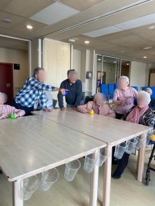 Personas mayores haciendo juegos en residencia