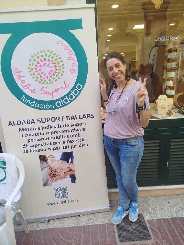 Personas en feria de entidades sociales en Menorca